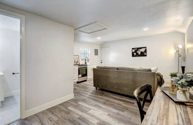 Building Photo - Beautiful Studio Near Downtown Denver – Mo...