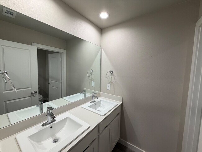 Building Photo - Beautiful 4 Bedroom 2 Bath Home in Wollforth!