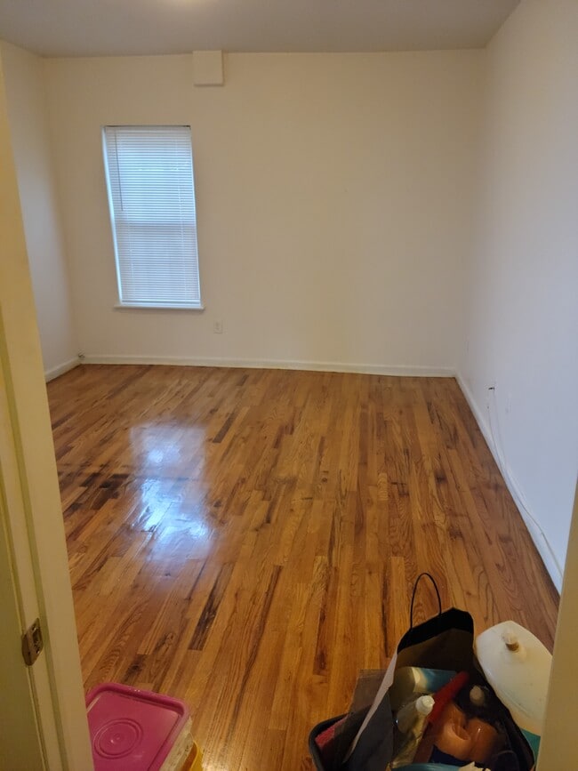 Building Photo - 102 11th Ave W