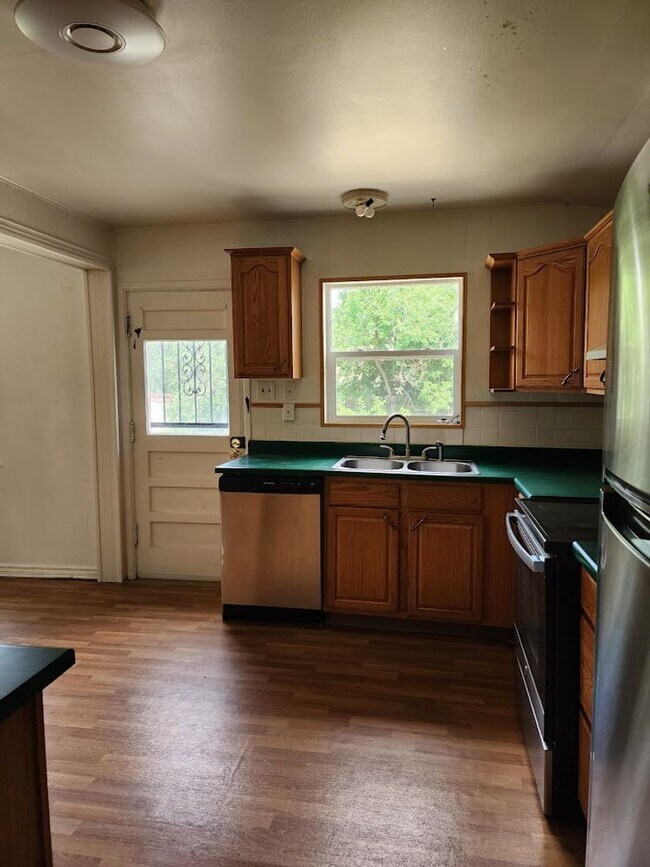 Building Photo - Long Realty & Property Management - 3 Bedr...