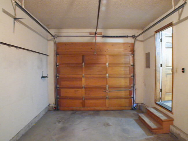 Building Photo - House For Lease