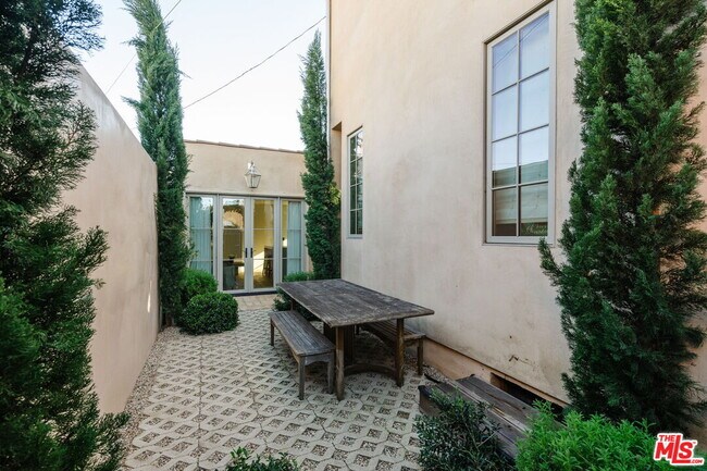 Building Photo - 2640 Clyde Ave