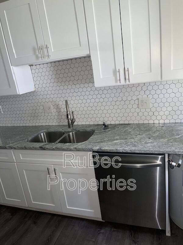 Building Photo - 1025 Holland Ave