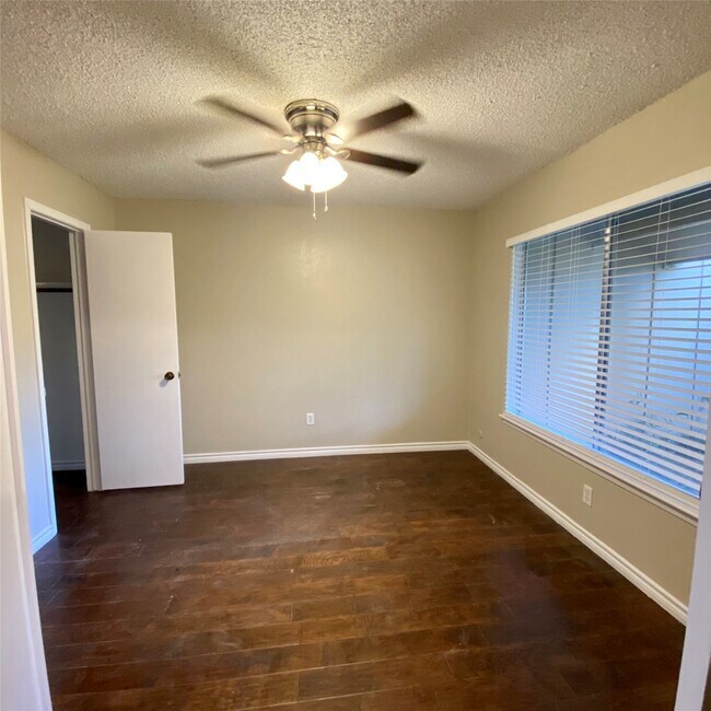 Building Photo - 11643 Southlake Dr