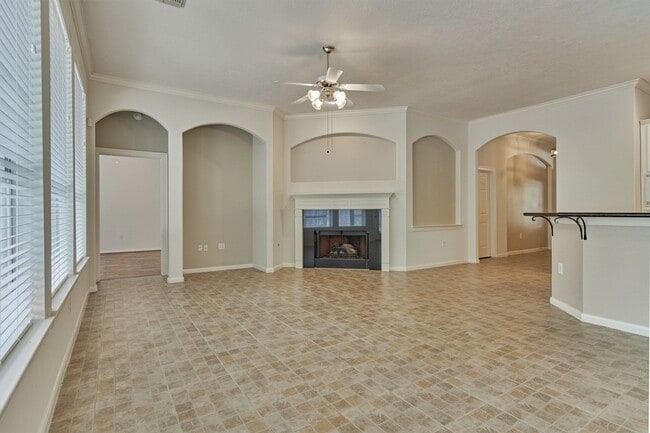 Building Photo - 118 Robindale Cir
