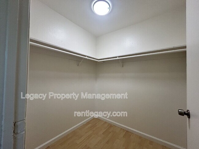 Building Photo - 4552 Ashcroft Ave