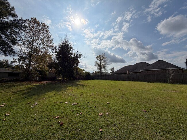 Building Photo - Spacious yard-3/2 available now!