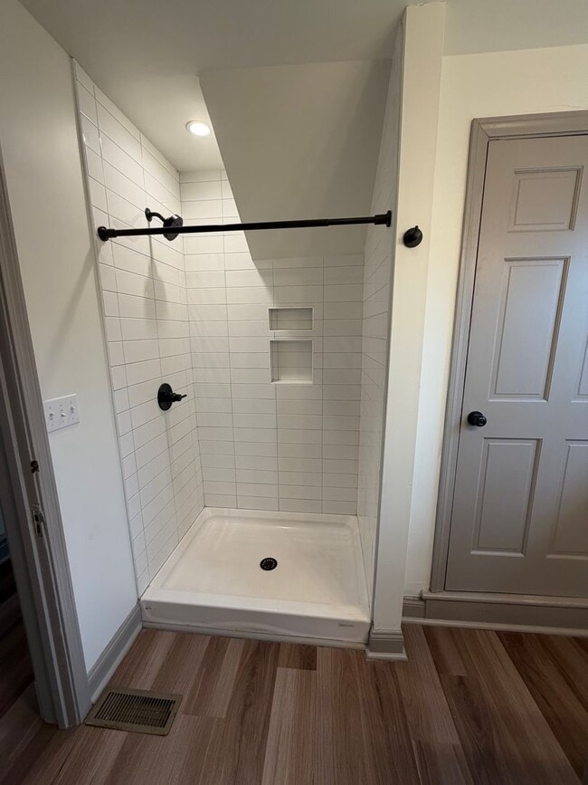 Building Photo - 584 W Main St