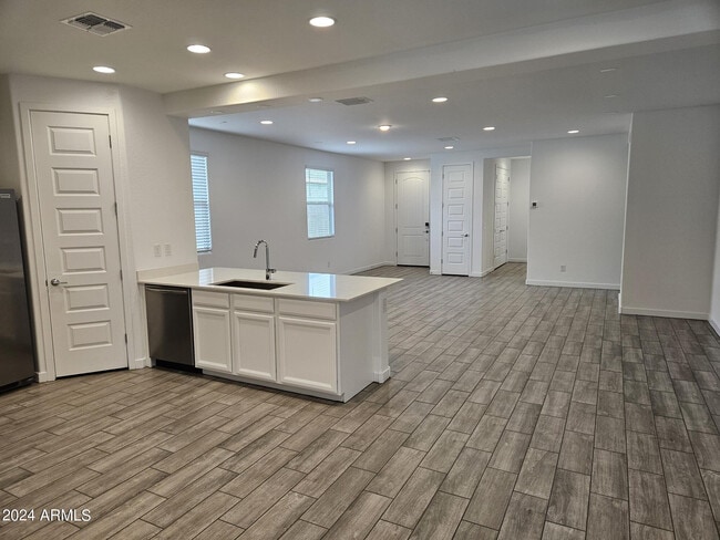 Building Photo - 4150 E Sagebrush St