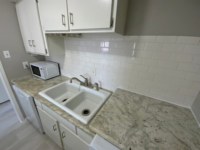 Building Photo - 6402 Del Monte Dr
