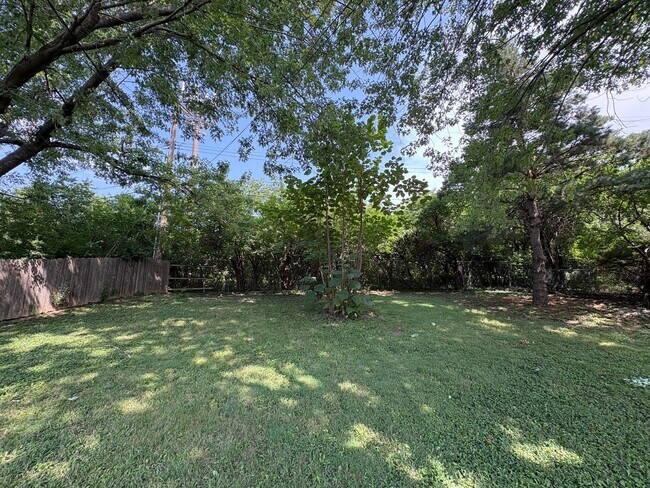 Building Photo - Spacious Home with Attached Garage & Fenced Backyard