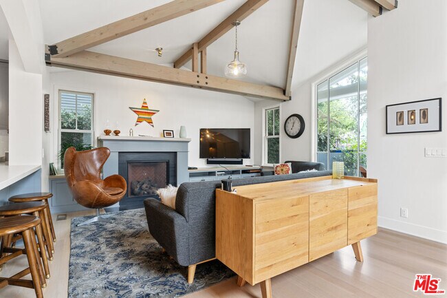 Building Photo - 942 Superba Ave