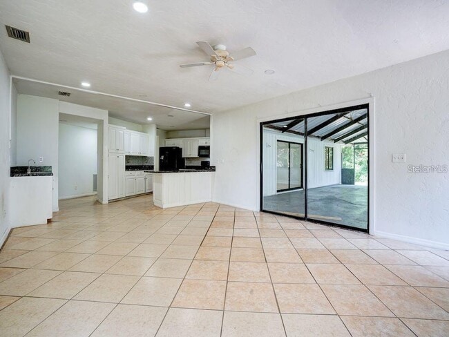 Building Photo - 5 N Lakeview Dr