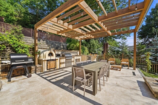 Building Photo - 2 Hudson St