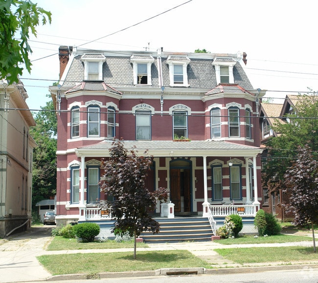 Building Photo - 328 W 6th St
