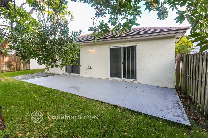 Building Photo - 7333 NW 1st Manor
