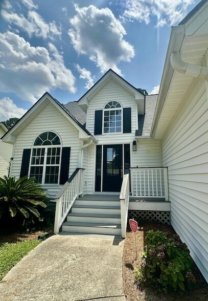 Building Photo - 1178 Pittsford Cir
