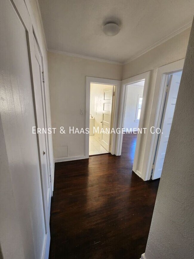 Building Photo - 528 N Kenmore Ave