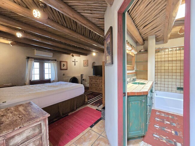 Building Photo - 770 Acequia Madre