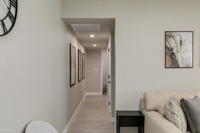 Building Photo - 2 br, 1 bath Duplex - 3944 Apple Blossom W...