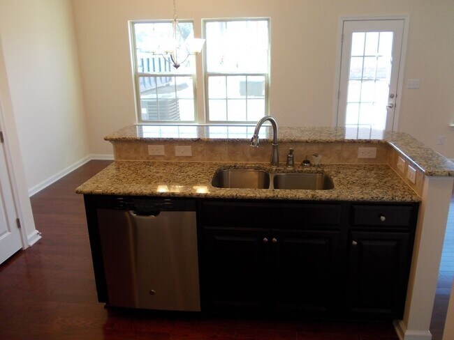 Building Photo - Convenient 3 Bed, 2.5 Bath Townhome near U...