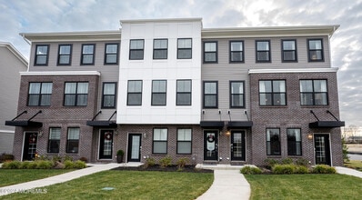 Building Photo - 4 Midway Rd S