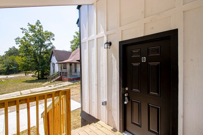 Building Photo - 214 S Park St