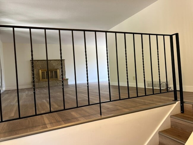 Building Photo - 1597 Navajo Dr