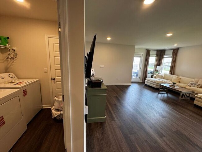 Building Photo - Beautiful 5 bedroom home available for rent