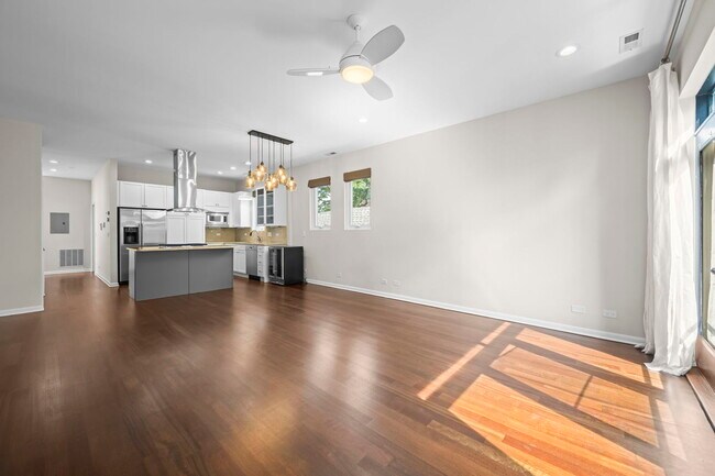 Building Photo - 876 N Hermitage Ave