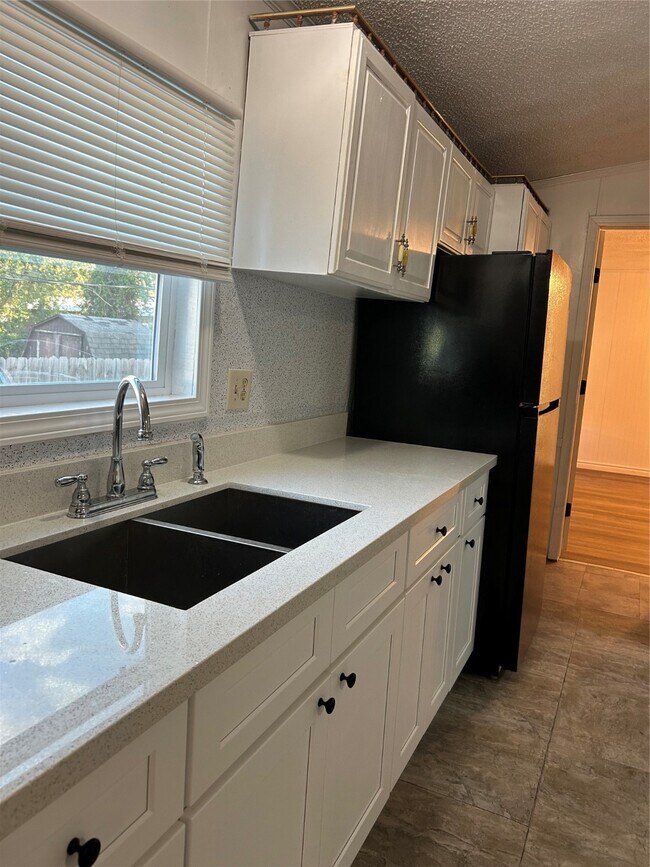 Primary Photo - 10014 Cedar Landing Dr