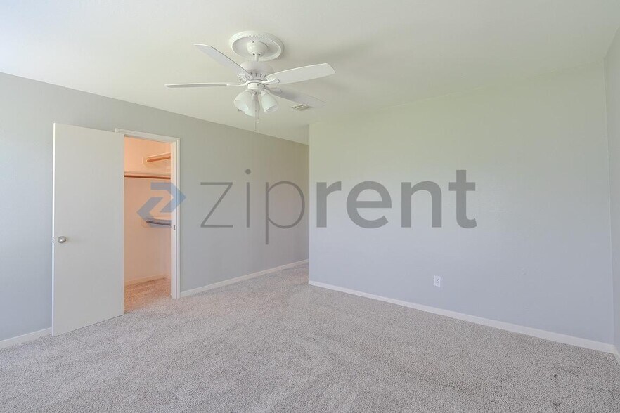 Building Photo - Unit