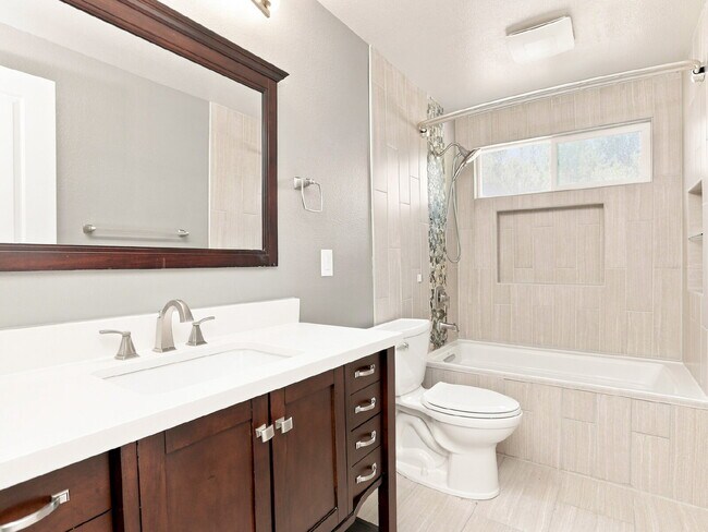 Building Photo - 4 Bedroom PLUS Above Garage Bonus Room in Bothell! Air Conditioned!