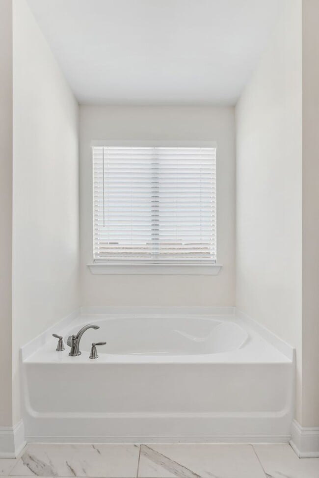 Building Photo - 797 Ravensdowne-