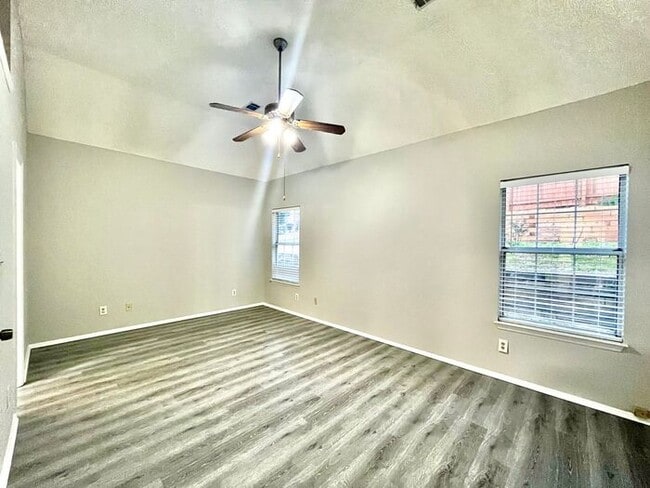 Building Photo - 10470 Meadow Run Trce