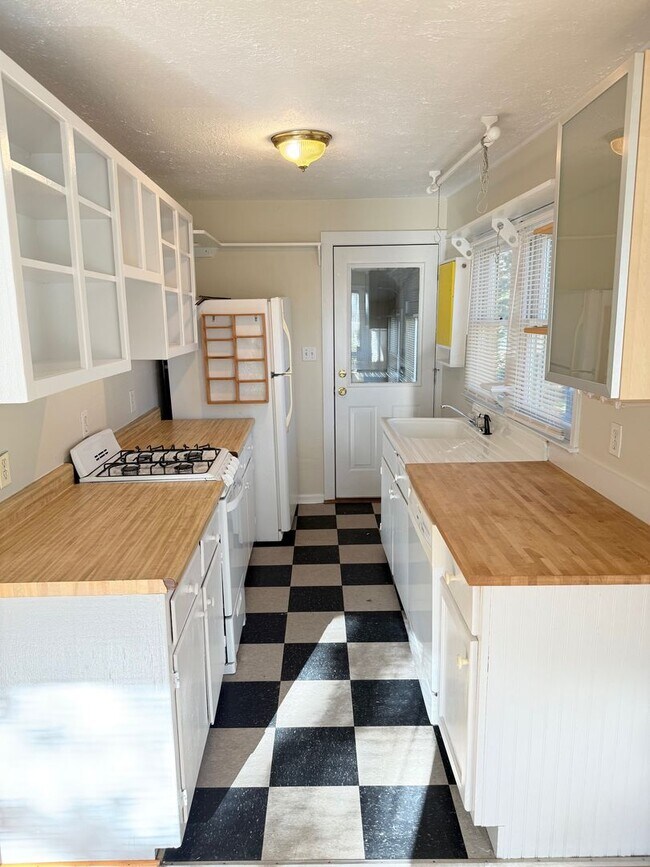 Building Photo - Normaltown Two Bedroom Cottage