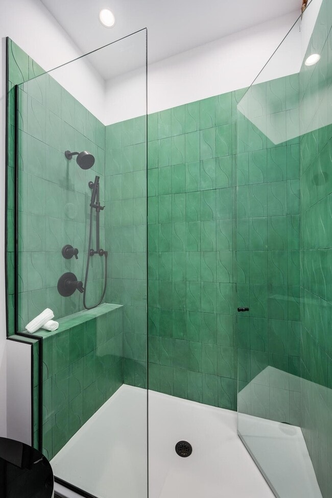 Building Photo - 312 N May St