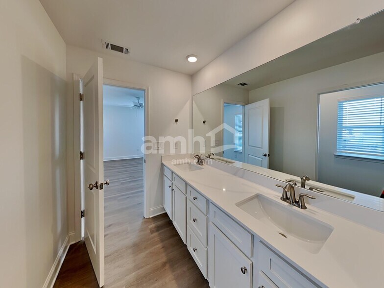 Building Photo - 50 Pointe Dr