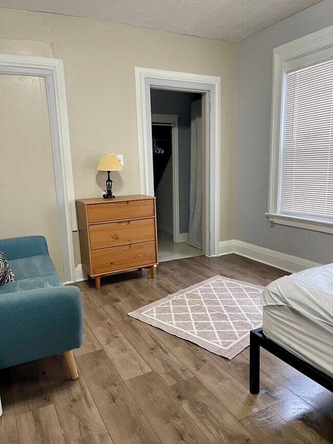 Bedroom 1 - 83 Murray St