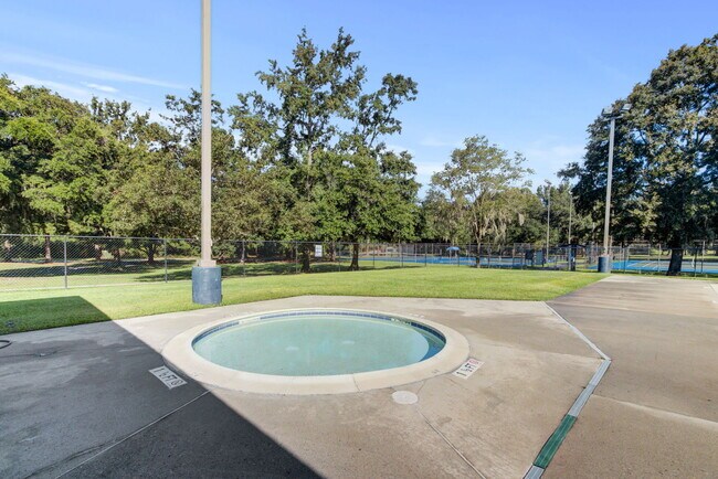 Building Photo - 207 N Pembroke Dr