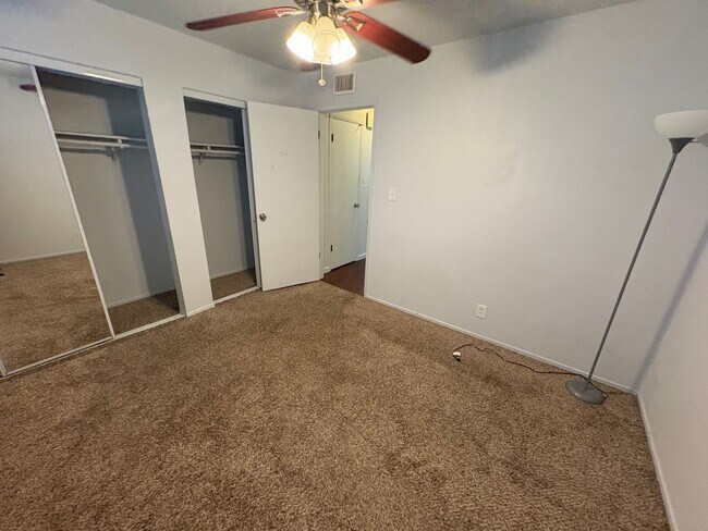 Building Photo - Rent Today! Available Charming 2 Bed 1 Bath in North Highlands Area!