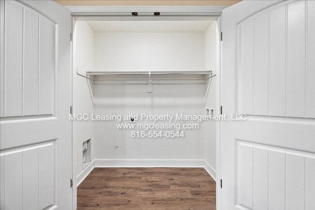 Building Photo - Fall in love at Foxridge Townhomes, Raymor...