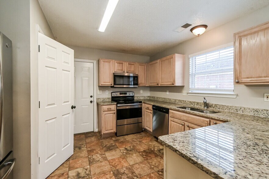 Building Photo - 7292 Green Ash Dr