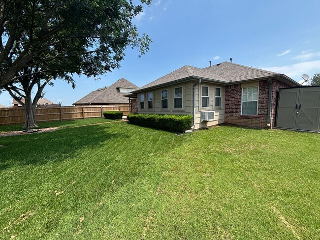 Building Photo - Awesome 3 bed/2bath/2 car Split floor plan in Southfork III!