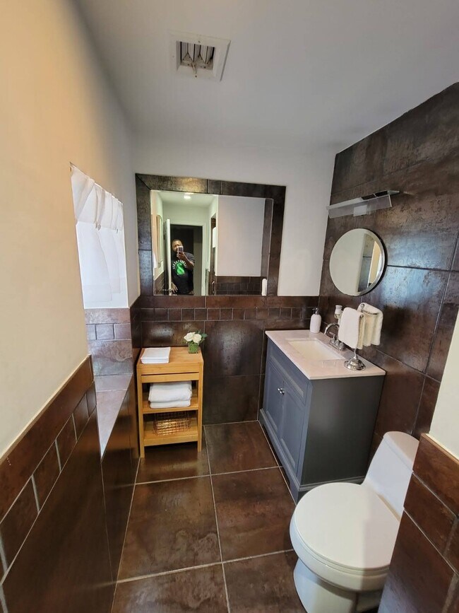 2ND FL. BATHROOM - 1834 Brandywine St
