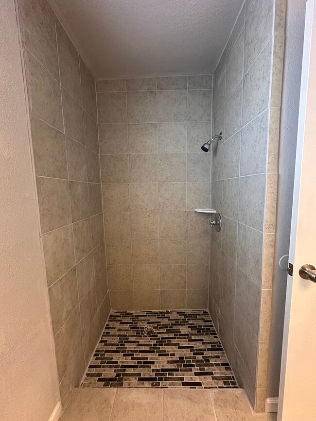 Building Photo - Spacious 3 bedroom, 2 full Bath Duplex Loc...