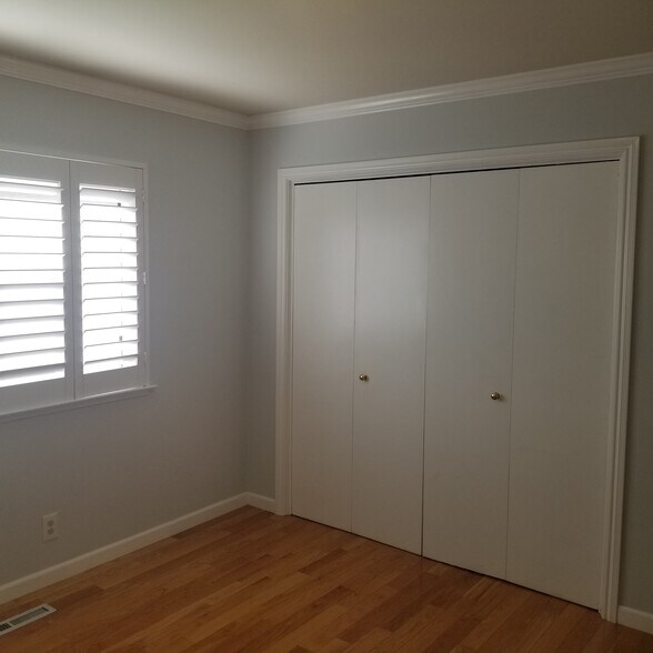 Building Photo - 2221 Homewood Dr