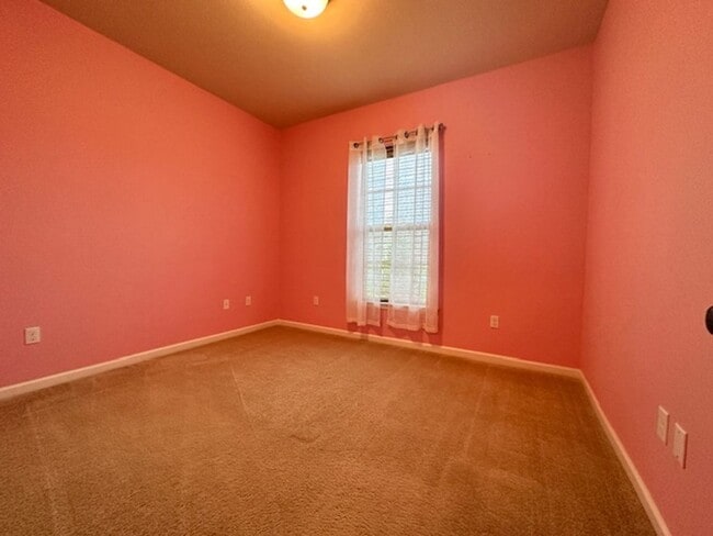 Building Photo - 3 bed 2 bath