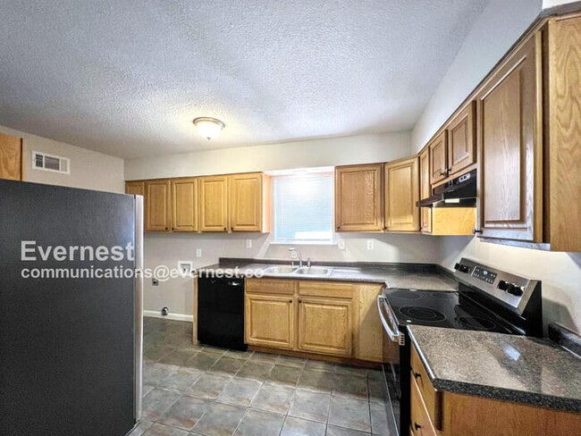 Building Photo - 3095 Forest Glen Dr