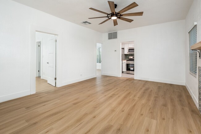 Building Photo - Remodeled Historic 2-bed Home Central Phx